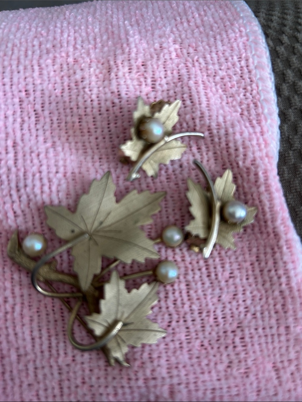 sarah Vintage Gold Tone Leaf Brooch and Clip-On Earrings with Pearls - Unbranded